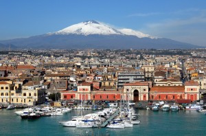 CATANIA 17/03/2009:  Uno scorcio del  porto di Catania dominata dall'Etna