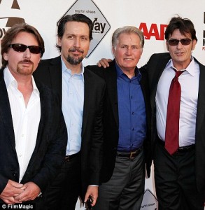 Balról: Emilio Estevez, Ramon Louis Estevez, Martin Sheen és Charlie Sheen