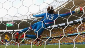 A FIFA honlapján a mexikói válogatott kapusát, Guillermo Ochoát választották meg a Brazília elleni mérkőzés legjobbjának.