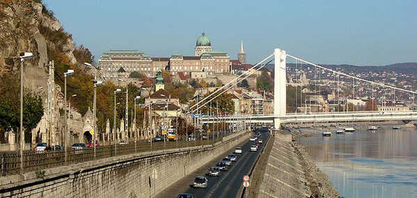 Szent Gellért rakpart és a Budai alsó rakpart látkép a Szabadság hídról